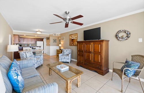 Crescent Beach Condominio | Lovely Beach Front 4th Floor Condo! PW410