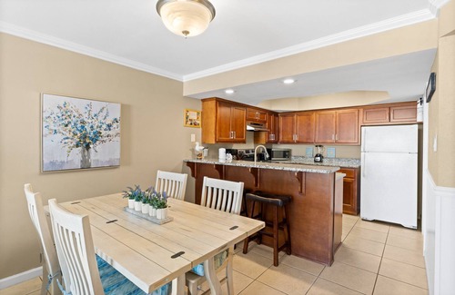 Crescent Beach Condominio | Lovely Beach Front 4th Floor Condo! PW410