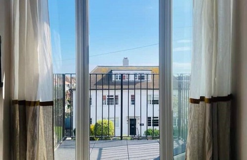 Worthing Apartamento | Lovely bijou loft apt, one road back from the sea