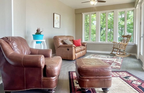 Menlo Casa | Lovely bluff home atop Lookout Mountain with seasonal pool and incredible views.
