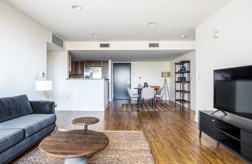 Melrose Apartamento | Lovely Brentwood 2BR w/ Courtyard, walk to Shops + Dining, by Blueground