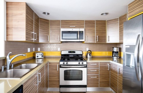 Melrose Apartamento | Lovely Brentwood 2BR w/ Courtyard, walk to Shops + Dining, by Blueground