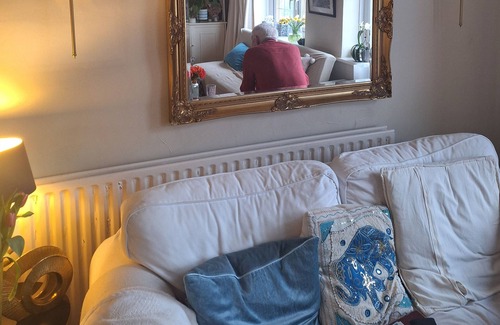 East Preston Apartamento | Lovely bright 1920s 4 bedroom apartment in heart of village and 100m from beach