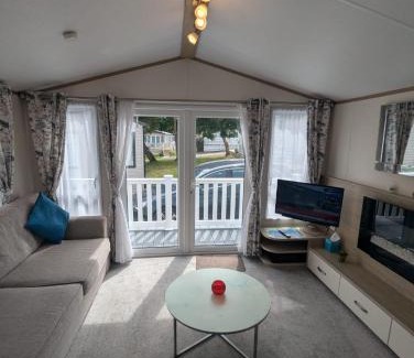 New Forest District Complejo | LOVELY BRIGHT AND AIRY CARAVAN ON THE 5 Star SHOREFIELD COUNTRY PARK ENTERTAINMENT PASSES INCLUDED