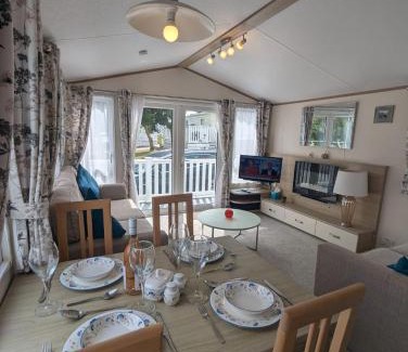 New Forest District Complejo | LOVELY BRIGHT AND AIRY CARAVAN ON THE 5 Star SHOREFIELD COUNTRY PARK ENTERTAINMENT PASSES INCLUDED