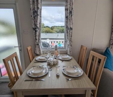 New Forest District Complejo | LOVELY BRIGHT AND AIRY CARAVAN ON THE 5 Star SHOREFIELD COUNTRY PARK ENTERTAINMENT PASSES INCLUDED