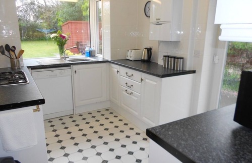 Mudeford Casa | LOVELY BUNGALOW JUST 200 YARDS FROM SEAFRONT WITH GARDEN - HB2087