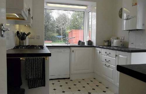 Mudeford Casa | LOVELY BUNGALOW JUST 200 YARDS FROM SEAFRONT WITH GARDEN - HB2087