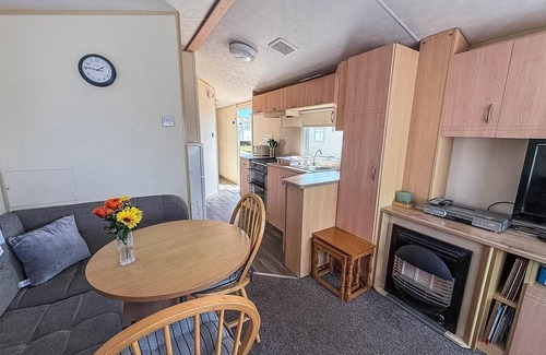 Clacton-on-Sea Casa | Lovely caravan at Valley Farm Holiday Park, sleeps 8 ref 46127V