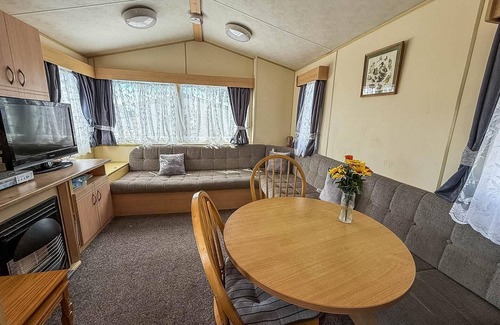Clacton-on-Sea Casa | Lovely caravan at Valley Farm Holiday Park, sleeps 8 ref 46127V