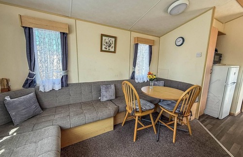 Clacton-on-Sea Casa | Lovely caravan at Valley Farm Holiday Park, sleeps 8 ref 46127V