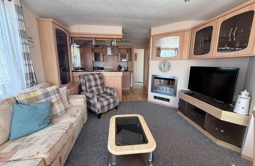 Hopton Casa | Lovely caravan with decking at Breydon Water in Norfolk ref 10027RP