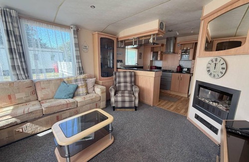 Hopton Casa | Lovely caravan with decking at Breydon Water in Norfolk ref 10027RP