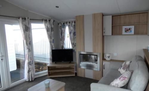 Saxmundham Otro | Lovely Caravan With Free Wi-Fi At Carlton Meres Holiday Park Ref 60034O