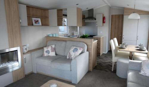 Saxmundham Otro | Lovely Caravan With Free Wi-Fi At Carlton Meres Holiday Park Ref 60034O