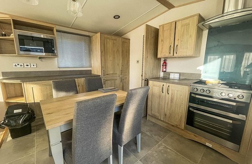 Saxmundham Casa | Lovely caravan with decking at Carlton Meres Holiday Park in Suffolk ref 60023CH