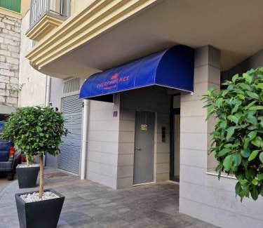 Gibraltar Apartamento | Lovely Central studio king bed