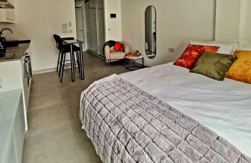 Gibraltar Apartamento | Lovely Central studio king bed