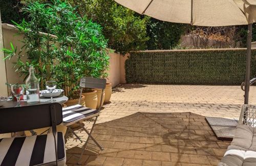 Perth Central Business District Apartamento | Lovely city apartment with private courtyard, pool, free parking, gym