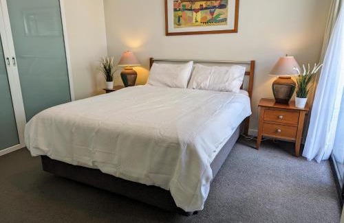 Perth Central Business District Apartamento | Lovely city apartment with private courtyard, pool, free parking, gym
