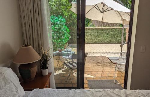 Perth Central Business District Apartamento | Lovely city apartment with private courtyard, pool, free parking, gym