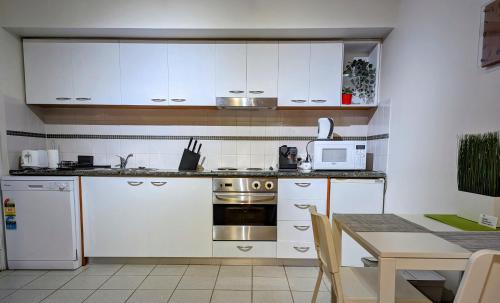 Perth Central Business District Apartamento | Lovely city apartment with private courtyard, pool, free parking, gym
