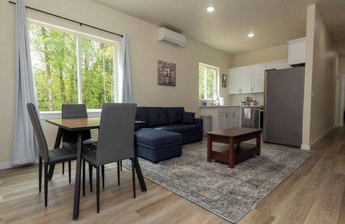 Longview Condominio | Lovely Condo close to town with Forest View