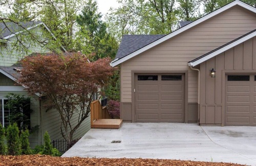 Longview Condominio | Lovely Condo close to town with Forest View