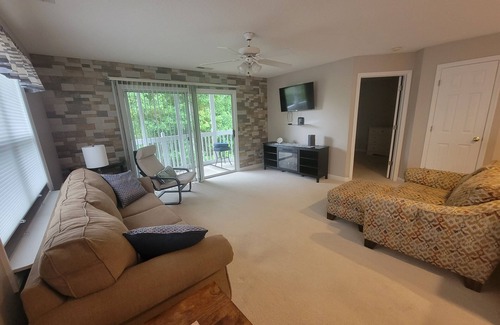 St. James Condominio | Lovely Condo with Pool Access- 15 minutes from the Beach!