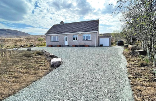 Drumchork Casa | Lovely cosy cottage with stunning loch and mountain views in scenic countryside