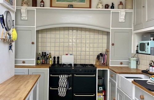 Charmouth Cabaña | Lovely cottage, log fire & garden close to Charmouth beach on the Jurassic Coast