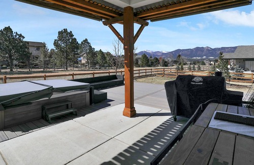Gleneagle Casa | Lovely dog-friendly home with hot tub, fireplace, & washer/dryer