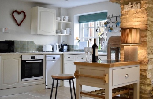 North Cerney Cabaña | Preciosa casita de 2 camas para perros en el pueblo de Cotswold con pub