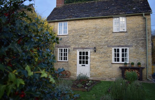 North Cerney Cabaña | Preciosa casita de 2 camas para perros en el pueblo de Cotswold con pub