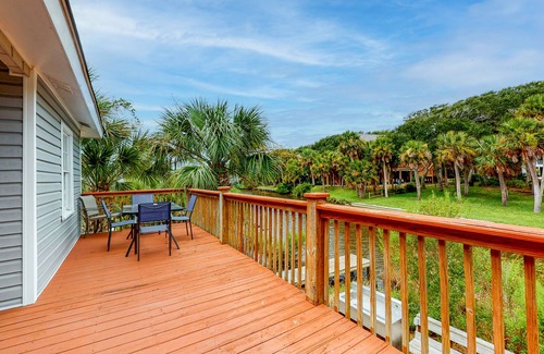 Edisto Island Casa | Lovely, Dog-Friendly House Close to Beach w/Free WiFi, Central AC, Private Pool