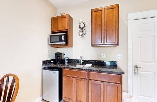 Northeast Harbor Casa | Lovely downtown Northeast Harbor suite near the water and near Acadia