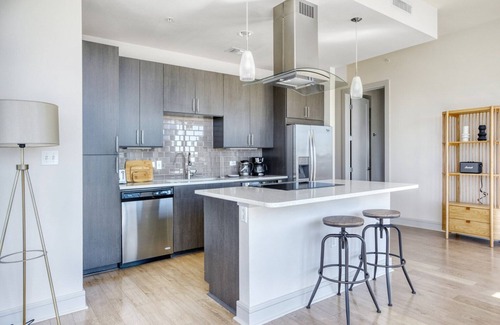 West End Apartamento | Lovely Downtown 2BR w/ Gym, W/D, Pool, walk to 6th St bars, by Blueground