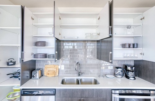 West End Apartamento | Lovely Downtown 2BR w/ Gym, W/D, Pool, walk to 6th St bars, by Blueground