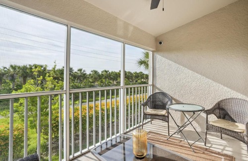 Estero Apartamento | Lovely Estero Condo Community Perks and Pool Access