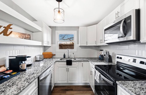 Middletown Casa | Lovely Family sized 3 bedroom Colonial home, close to restaurant.