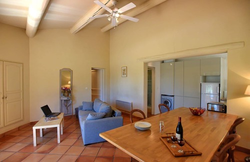 Caderousse Casa | "Les Oliviers": Pequeño Mas Independiente Encantador en Domaine Provençal