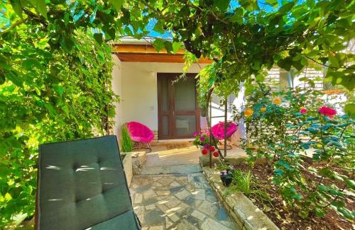 Jezera Apartamento | Lovely flower small house for two by the sea
