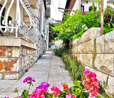 Jezera Apartamento | Lovely flower small house for two by the sea