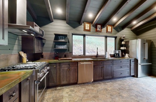 Canton Cabina | Lovely forest retreat with fireplace, full kitchen, front porch, and pond views