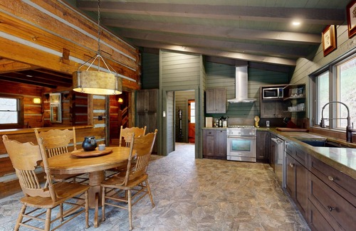 Canton Cabina | Lovely forest retreat with fireplace, full kitchen, front porch, and pond views