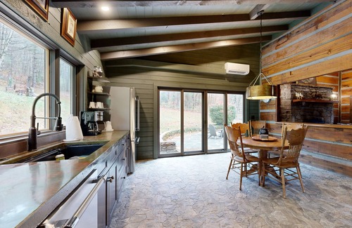 Canton Cabina | Lovely forest retreat with fireplace, full kitchen, front porch, and pond views