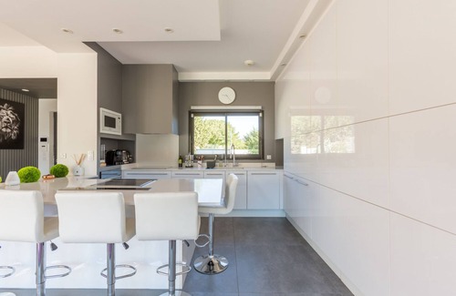 Le Puy-Sainte-Reparade Casa | Lovely House for your holidays. Pool, perfect place to discover famous PROVENCE