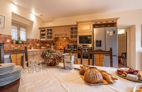 Vianne Casa | Lovely french house in a medieval village - private pool, ping pong & game room