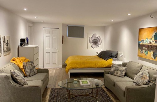 Cote-Des-Neiges—Notre-Dame-De-Grace Apartamento | Lovely renovated Bachelor, close to all needs!