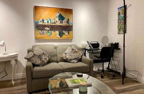 Cote-Des-Neiges—Notre-Dame-De-Grace Apartamento | Lovely renovated Bachelor, close to all needs!